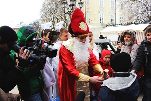 Во Львове Дед Мороз подрался со Святым Николаем фото 2
