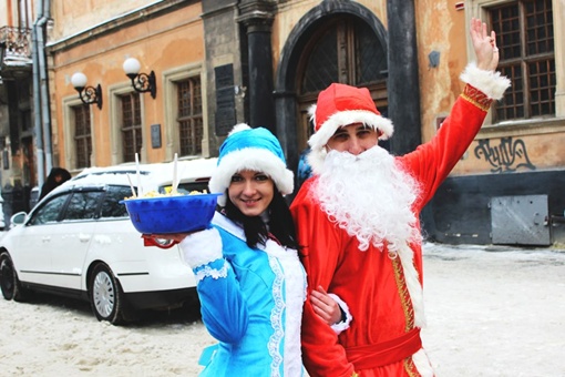 Во Львове Дед Мороз подрался со Святым Николаем фото 5