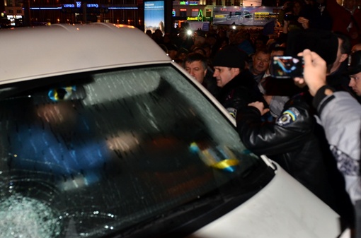 В Киеве сотрудники милиции окружили людей на Европейской площади  фото 3