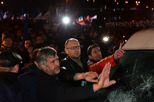 В Киеве сотрудники милиции окружили людей на Европейской площади  фото 1