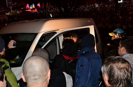 В Киеве сотрудники милиции окружили людей на Европейской площади  фото 2