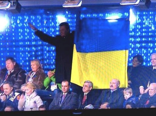 Виктор Янукович с флагом Украины. Фото: соцсети