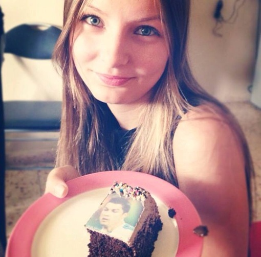 Ольга с кусочком тортика