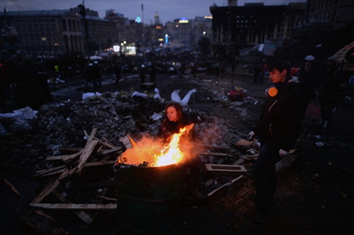 Девушки-волонтеры греются у бочки с костром. На Майдане очередное перемирие. Фото Getty Images