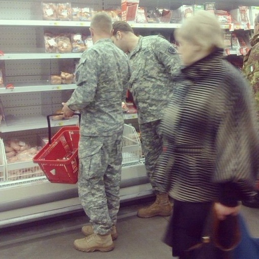 В Донецке наблюдатели ОБСЕ отовариваются в супермаркетах фото 1