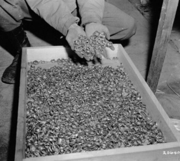 Обручальные кольца из немецких концлагерей, фото 1945 года.