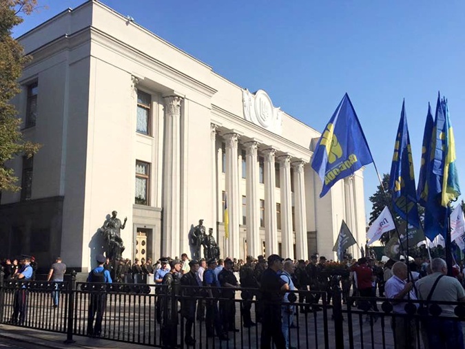 Возле Верховной Рады Украины собрался митинг. Фото: facebook.com Верховная рада Украины