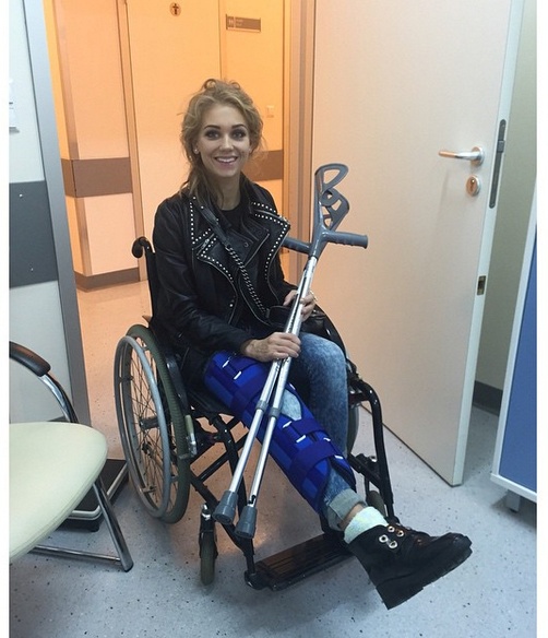 Кристина Асмус оказалась в инвалидном кресле фото 1