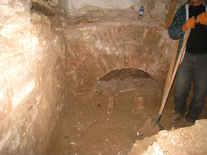 В старинном замке в Запорожье нашли таинственное подземелье фото 2