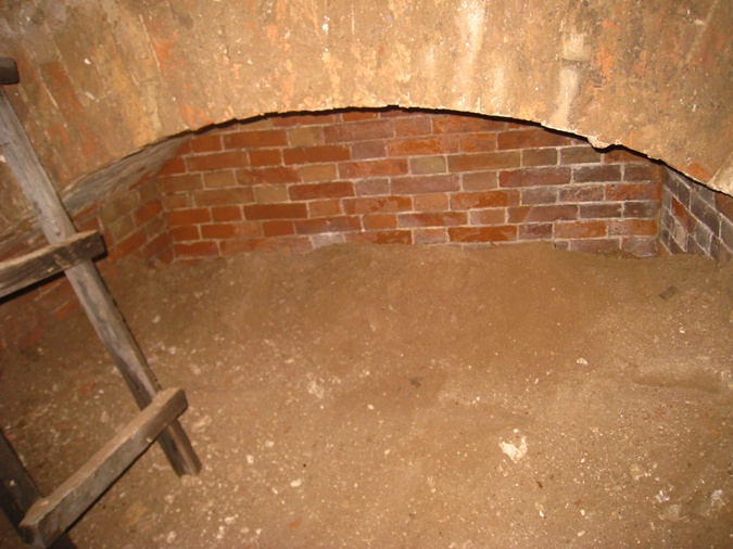 В старинном замке в Запорожье нашли таинственное подземелье фото 3