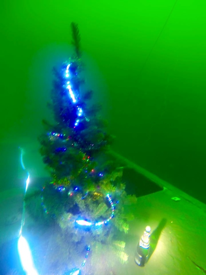 Днепропетровские дайверы распили шампанское на 30м глубине возле подводной елки фото 2