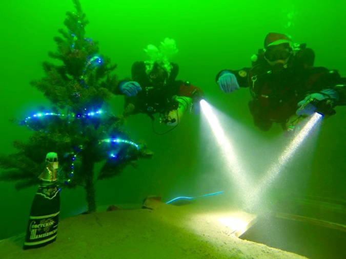Днепропетровские дайверы распили шампанское на 30м глубине возле подводной елки фото 1