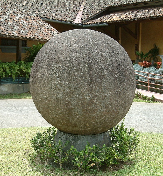 Каменная сфера во дворике Национального музея Коста-Рики. Фото: Википедия