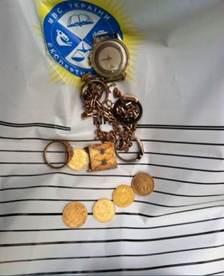 Золотые монеты, кольца и часы нашли в квартире одного из подозреваемых.
