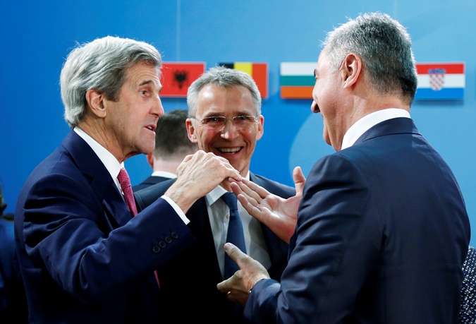 Госсекретарь США Джон Керри, генсек НАТО Йенс Столтенберг и премьер-министр Черногории Мило Джуканович.