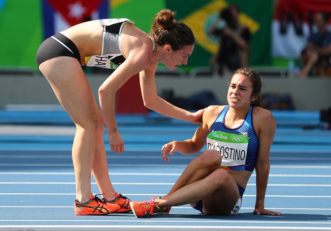 На старте девушки даже не были знакомы, но к финишу прибежали вместе, поддерживая друг друга. Фото: Reuters