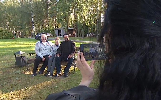 Переводчица снимает на смартфон троих на лавочке – Стивена Сигала, Александра и Николая Лукашенко. 