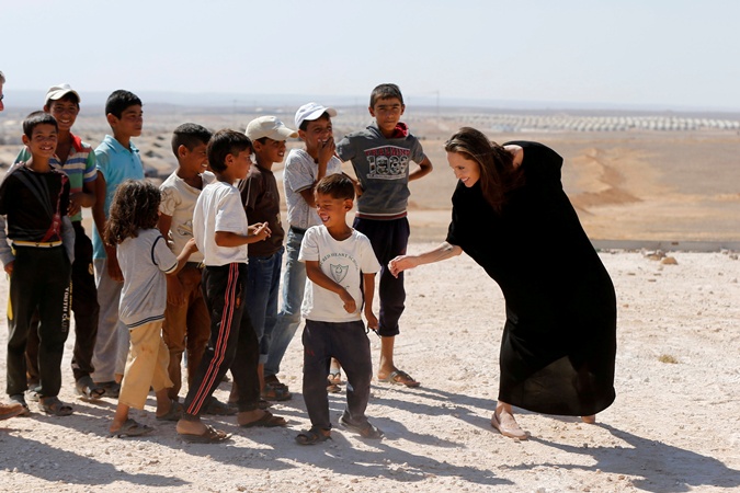 Во время своих поездок к беженцам в горячие точки Анджелина частенько берет с собой и родных детей. А Брэду это очень не нравится.  