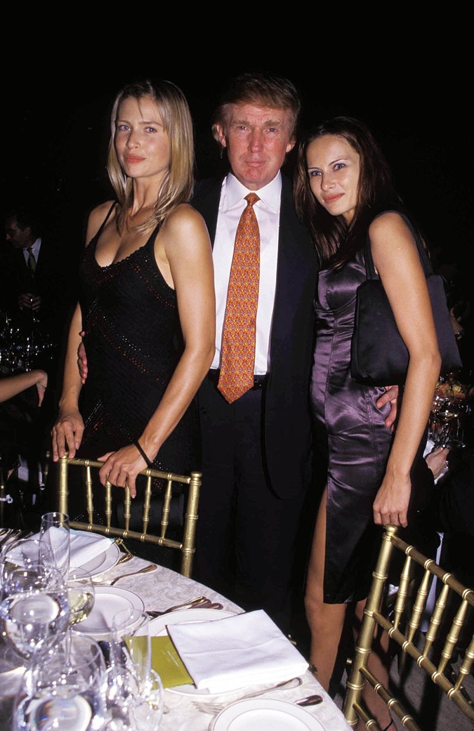 Трамп в 1998 году с Меланией (тогда они только-только познакомились) и чешской манекенщицей Даниэлой Пештовой. 