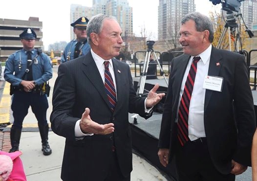Майкл Блумберг (слева) - бывший мэр Нью-Йорка. 