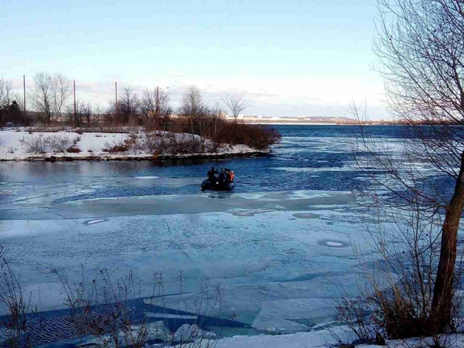 В Киеве 22 рыбака унесло на льдине фото 1