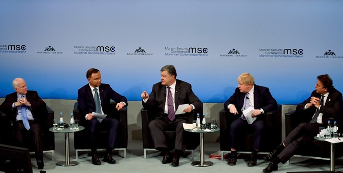 Анджей Дуда и Борис Джонсон одобрительно кивали во время выступления Порошенко