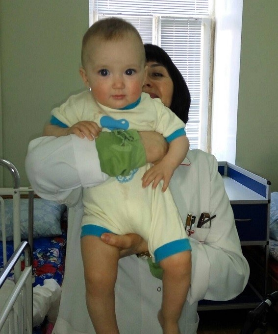 «Они мне мешали»: в Киеве отыскали горе-мать «девочек из коляски»