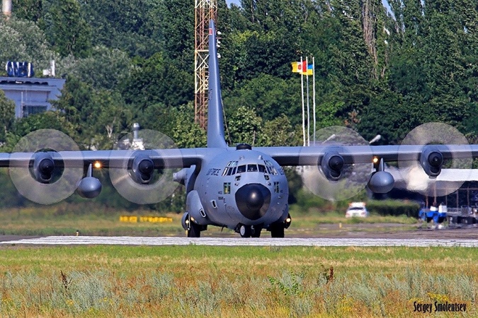 В Одессу прибыли новейшие самолеты-разведчики из США фото 2