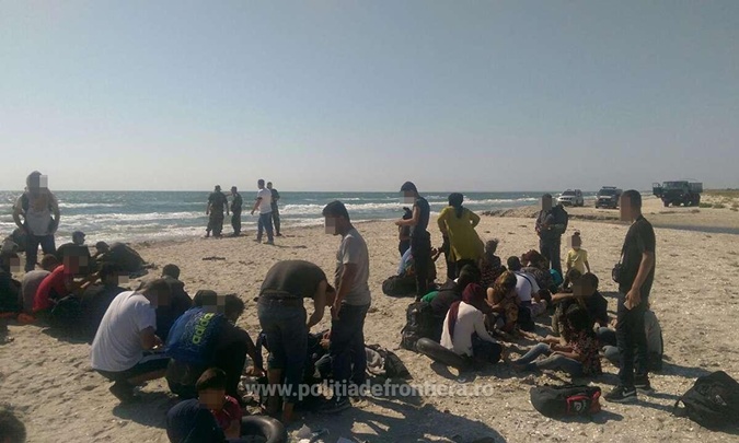 В Черном море задержали судно с 87 мигрантами фото 1