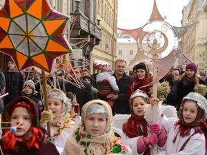 Торжественное шествие с рождественскими звездами во Львове. Фото Юрка ДЯЧИШИНА.