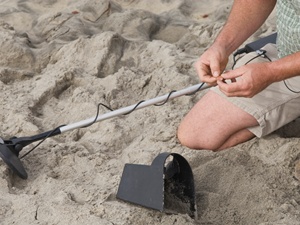 У пляжных кладоискателей заработок нестабильный - как повезет.