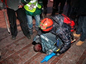 В первую ночь штурма митингующие взяли в плен четверых сотрудников спецназа. Фото: Рейтер.