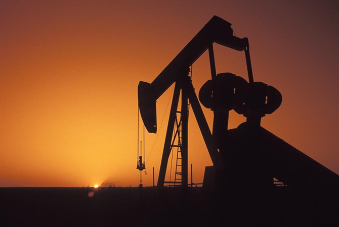 Падение нефти вновь обвалило российский рубль Нефть вновь тянет рубль вниз