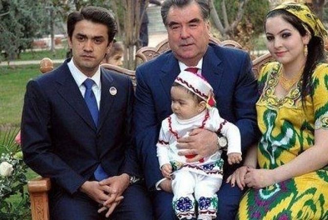 В Таджикистане пост президента будут передавать по наследству
       
  
    
      У Эмомали Рахмона 9 детей. Так что с насл