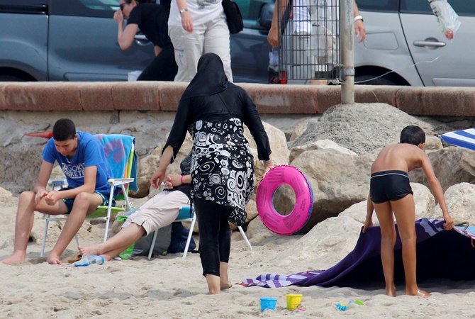 Мэры Парижа и Лондона раскритиковали запрет на мусульманский купальник