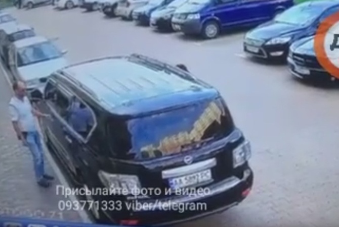 В интернете появилось видео похищения семейной пары из автомобиля в Киеве