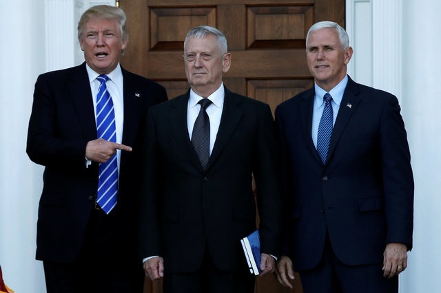 Трамп'объявил новым шефом Пентагона генерала по прозвищу'Бешеный пес     
      
          Слева направо Дональд Трамп Д
