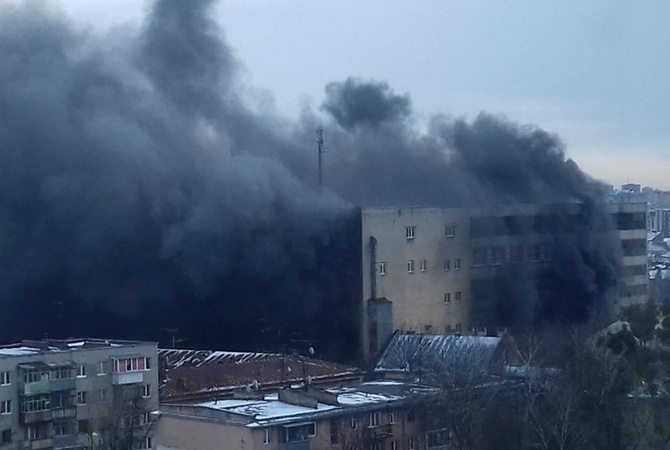 Во Львове полыхает завод «Электрон»: на все 100% ликвидировать пожар спасателям пока не удается