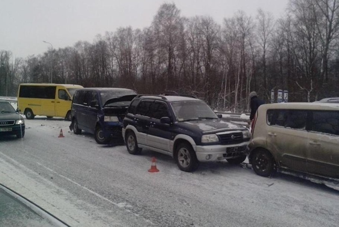Под Киевом несколько авто врезалось в колонну снегоуборочной техники