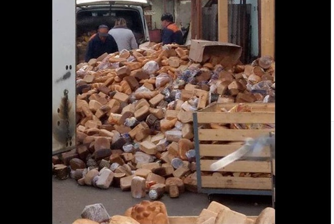 Соцсети шокировала огромная гора выброшенного хлеба в Черновцах:  Прости их, Господи 