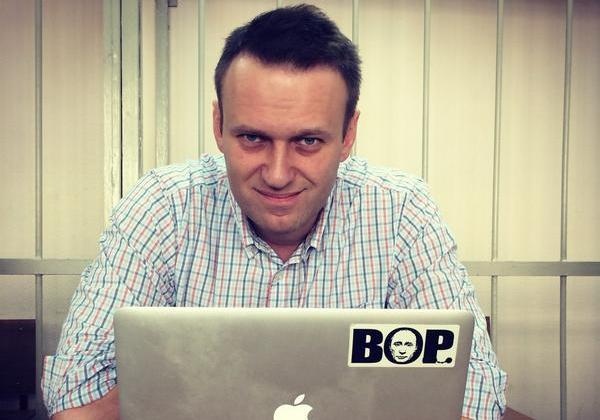 Навальный улетел в Барселону