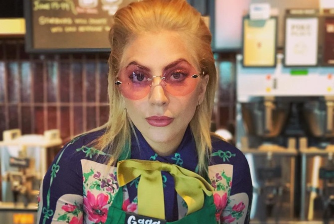 Леди Гага устроилась в кафе сети Starbucks