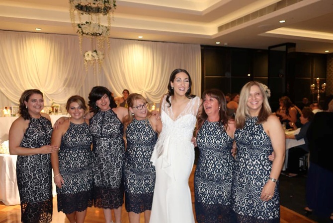 Шесть подруг невесты пришли на свадьбу в идентичных нарядах — Неприятный инцидент